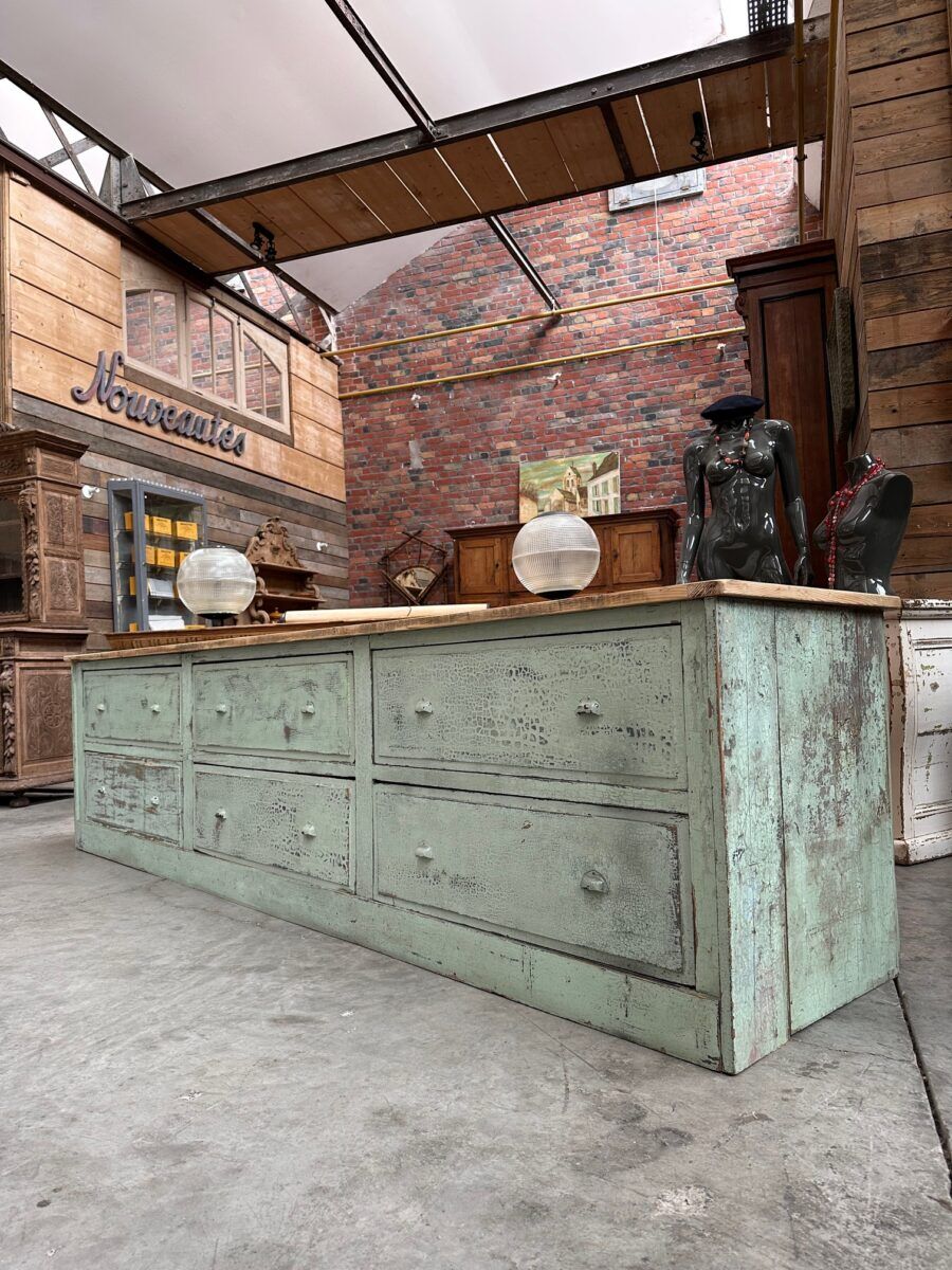 Patinated workshop furniture from the early 20th century.