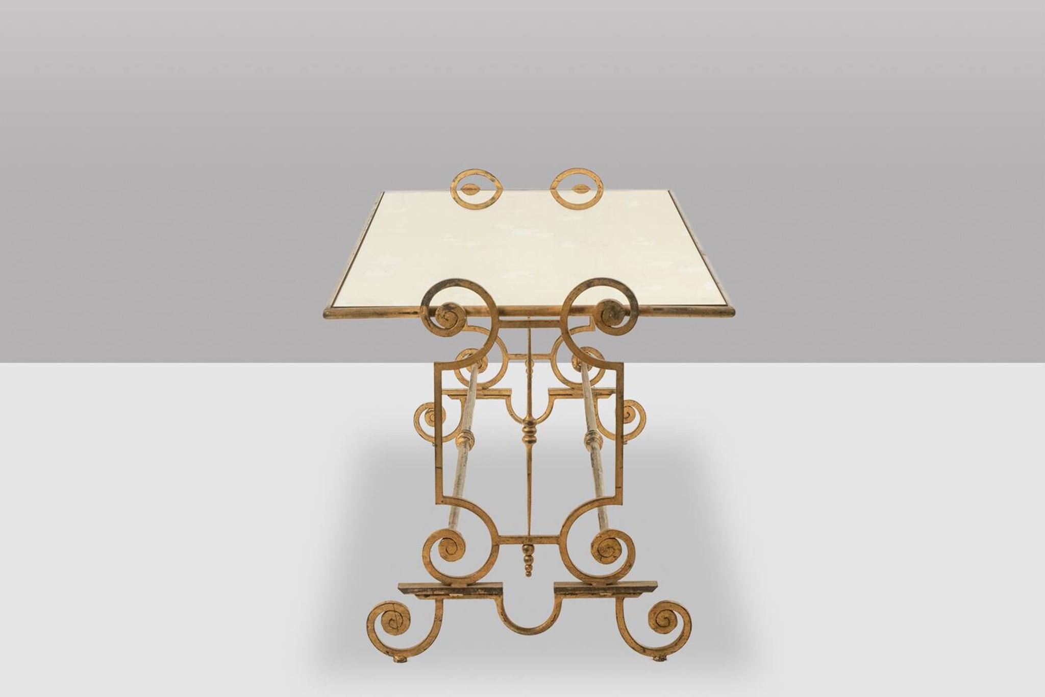 Table basse en fer forgé doré et plateau de verre églomisé. Années 1970