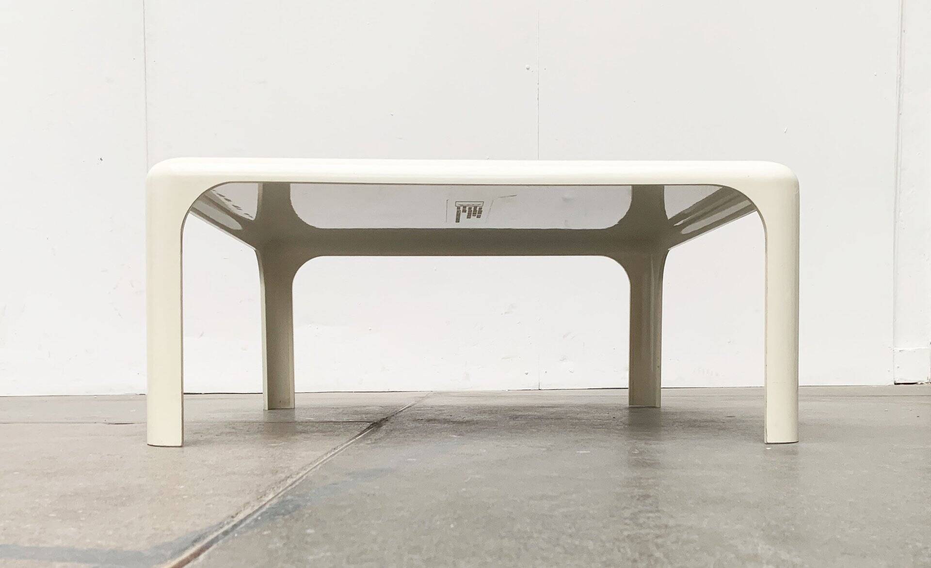 Demetrio lounge coffee table from the Italian space age of the mid-century by Vico Magistretti for Artemide.