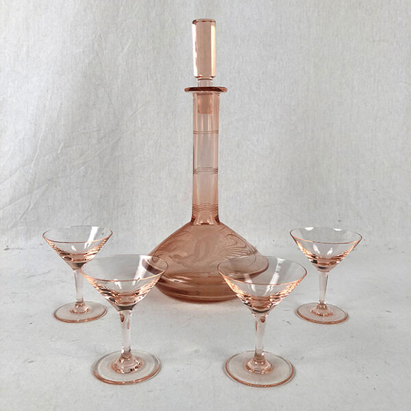 Service à liqueur en verre rose, carafe gravée
