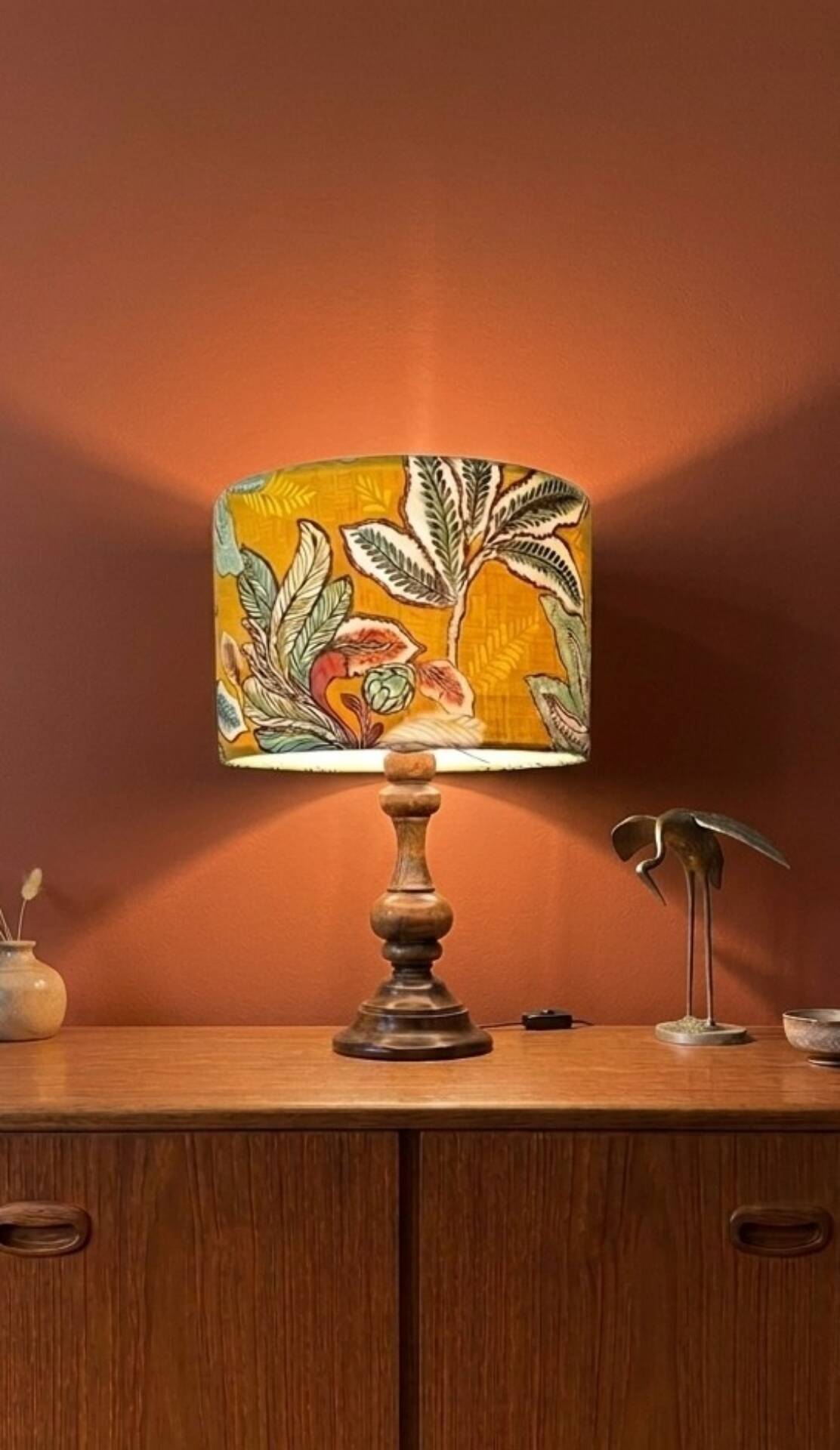 Lampe à poser bois tourné ancien | imprimé ocre végétal & botanique 