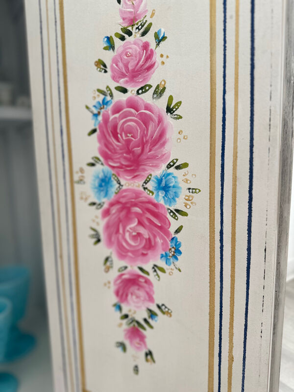 Petit meuble vintage relooké à la main – pièce unique