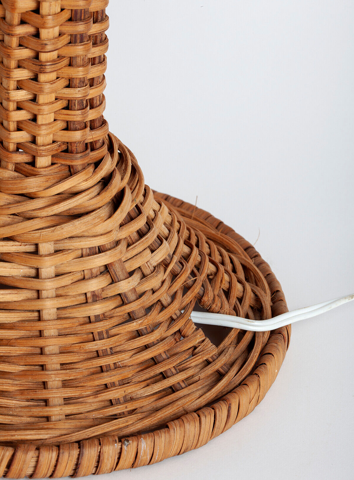 Grand lampadaire en rotin naturel