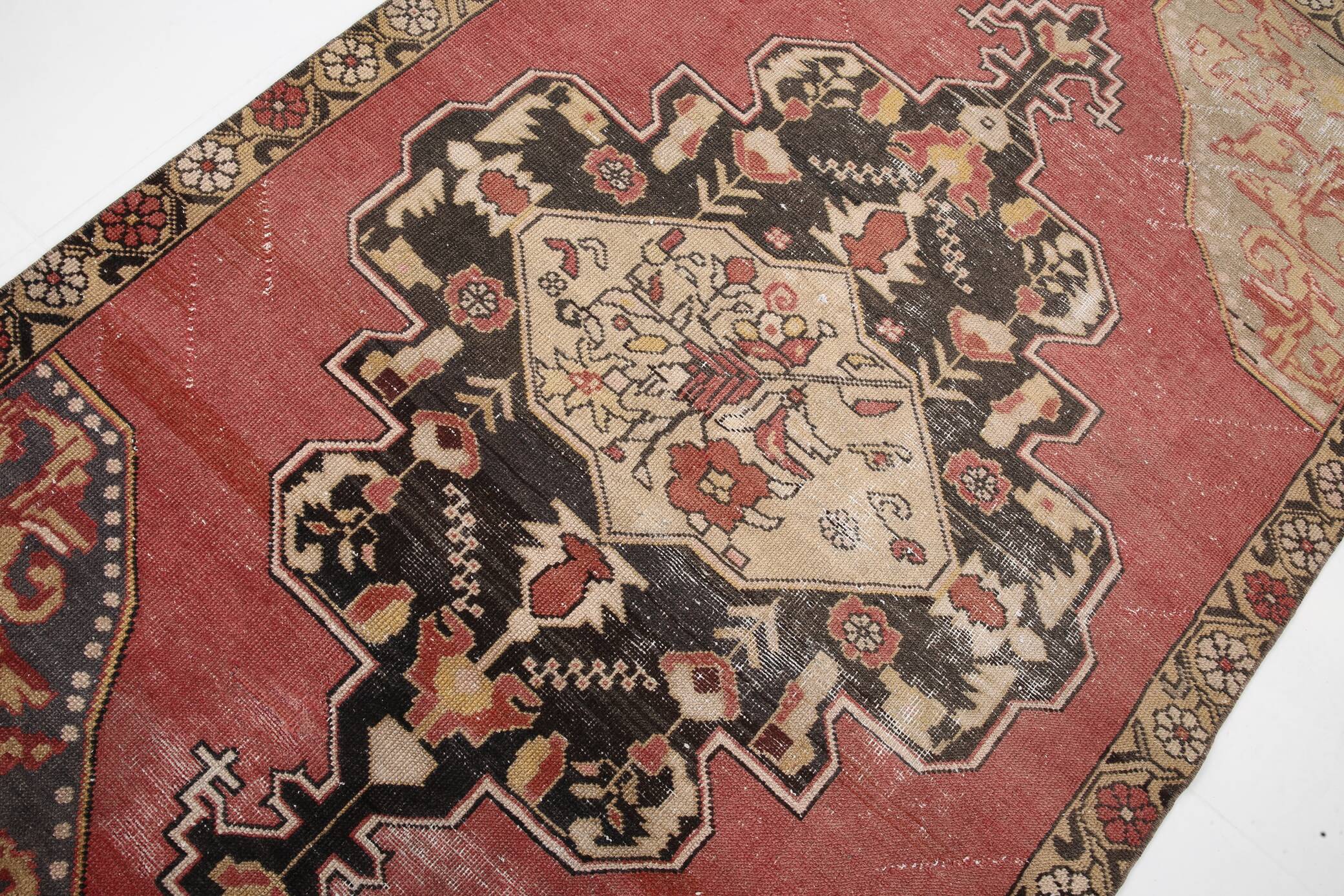 Tapis oriental vintage anatolien rouge bordeaux et noir, laine fait main