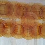 Fifteen amber Duralex model Marguerite plates