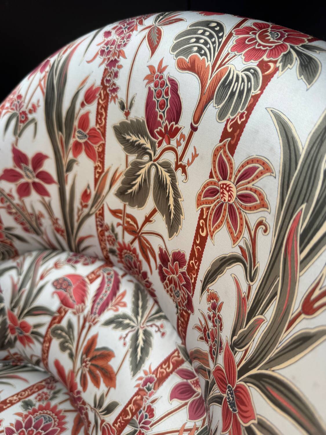 Fauteuil crapaud satin fleuri ancien
