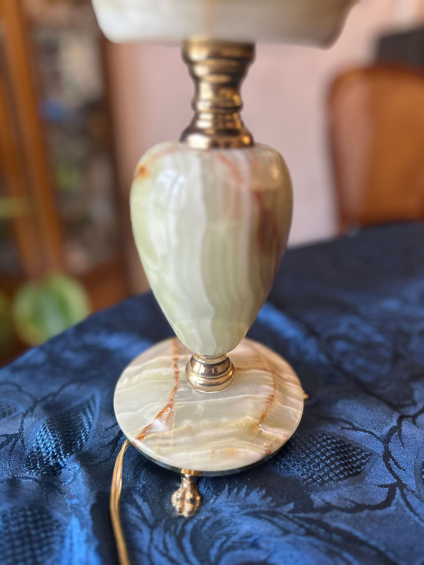 Vintage desk lamp in onyx and brass, oil lamp style.