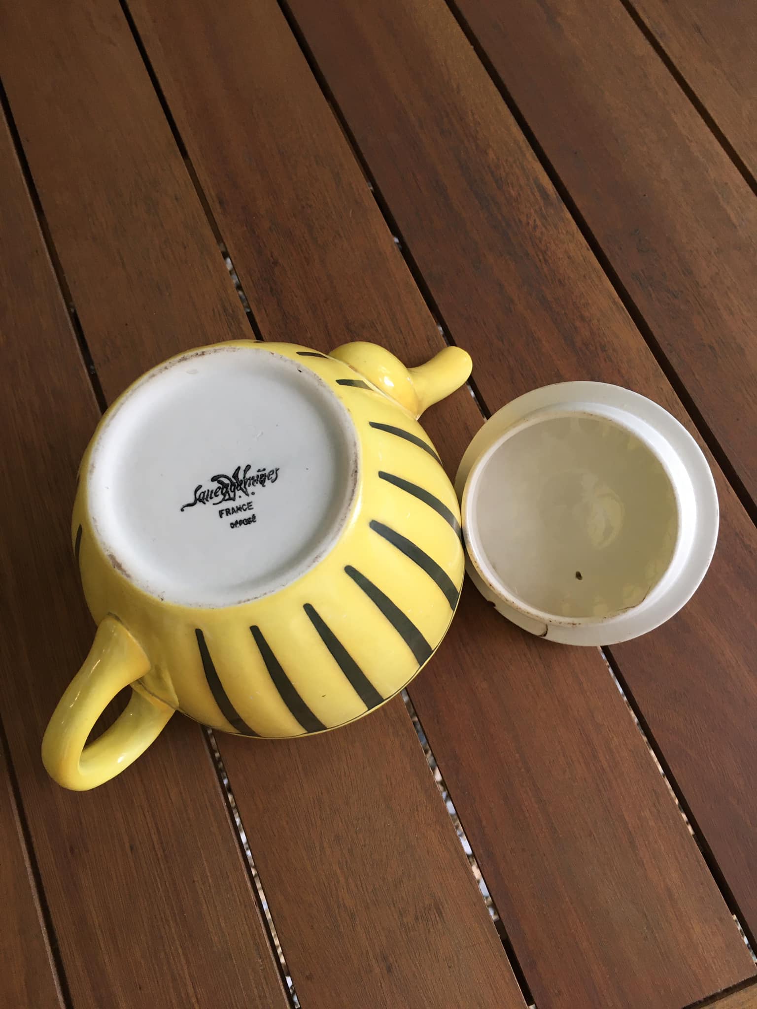 Teapot in yellow and black porcelain stamped Sarreguemines