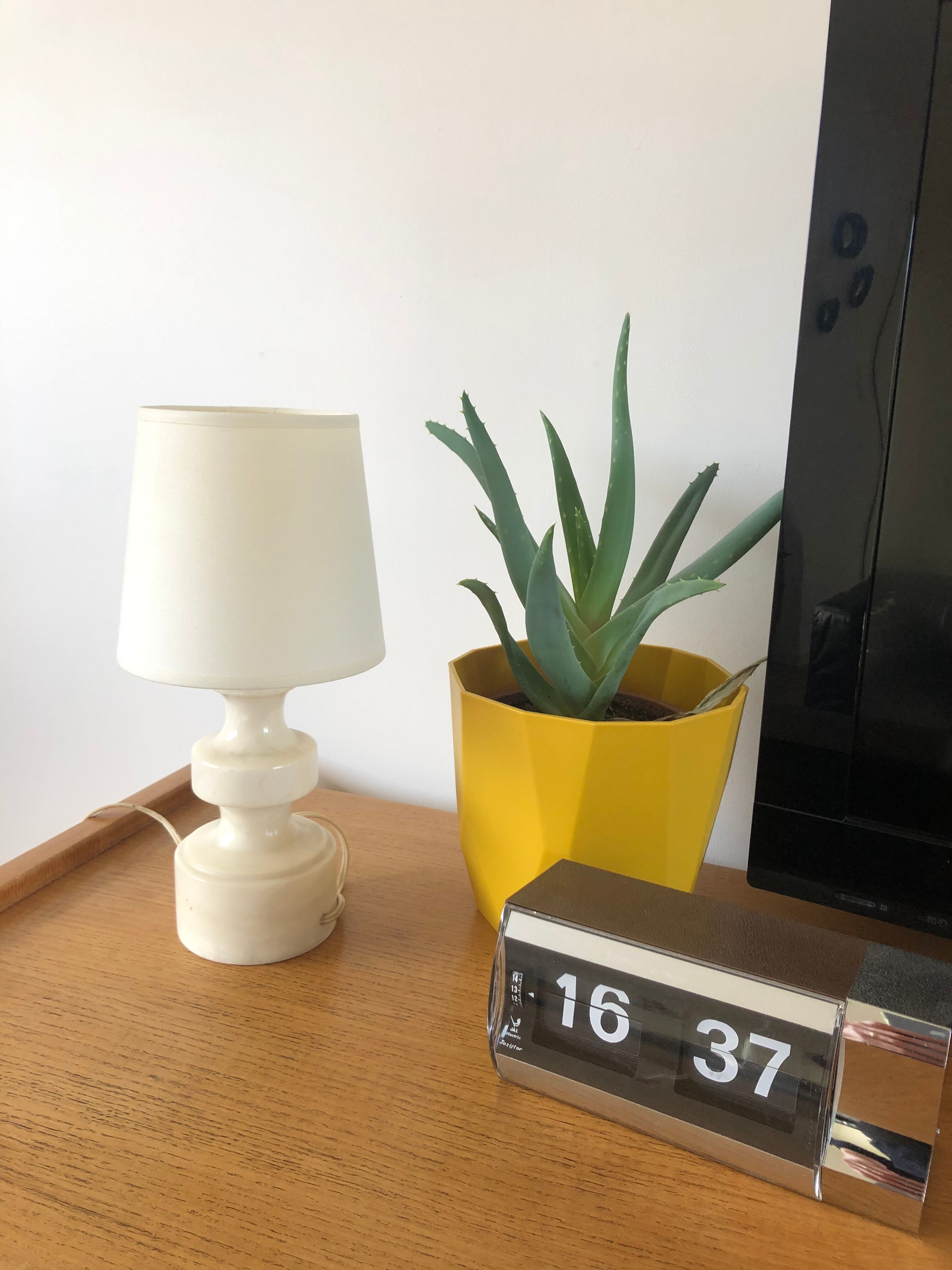 Vintage stone foot lamp