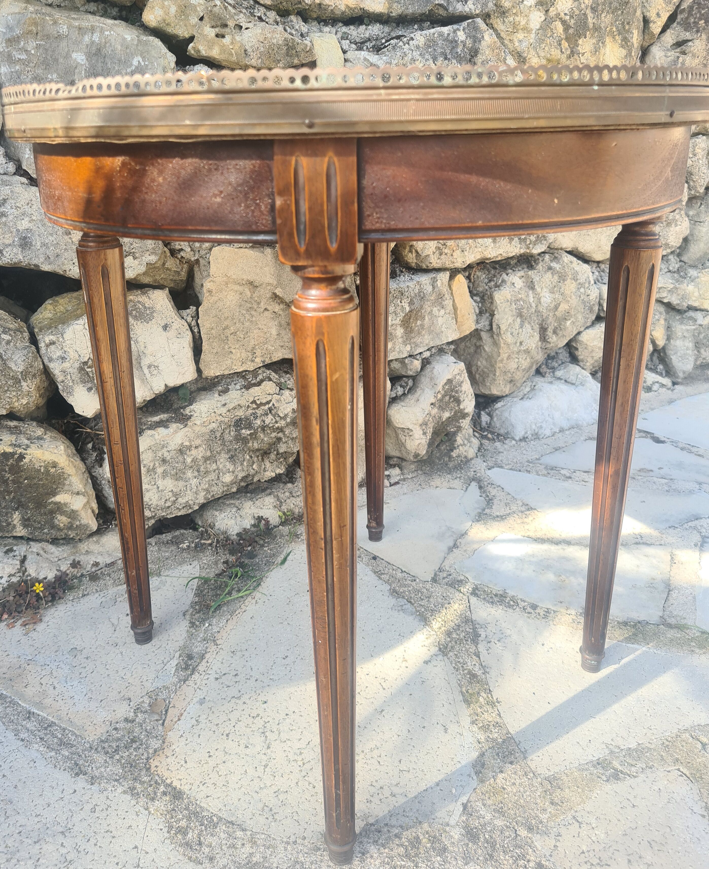Table bouillotte style Louis XVI avec plaque de marbre et galerie en laiton