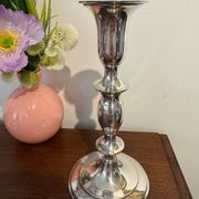 Paire de bougeoirs  en métal argenté