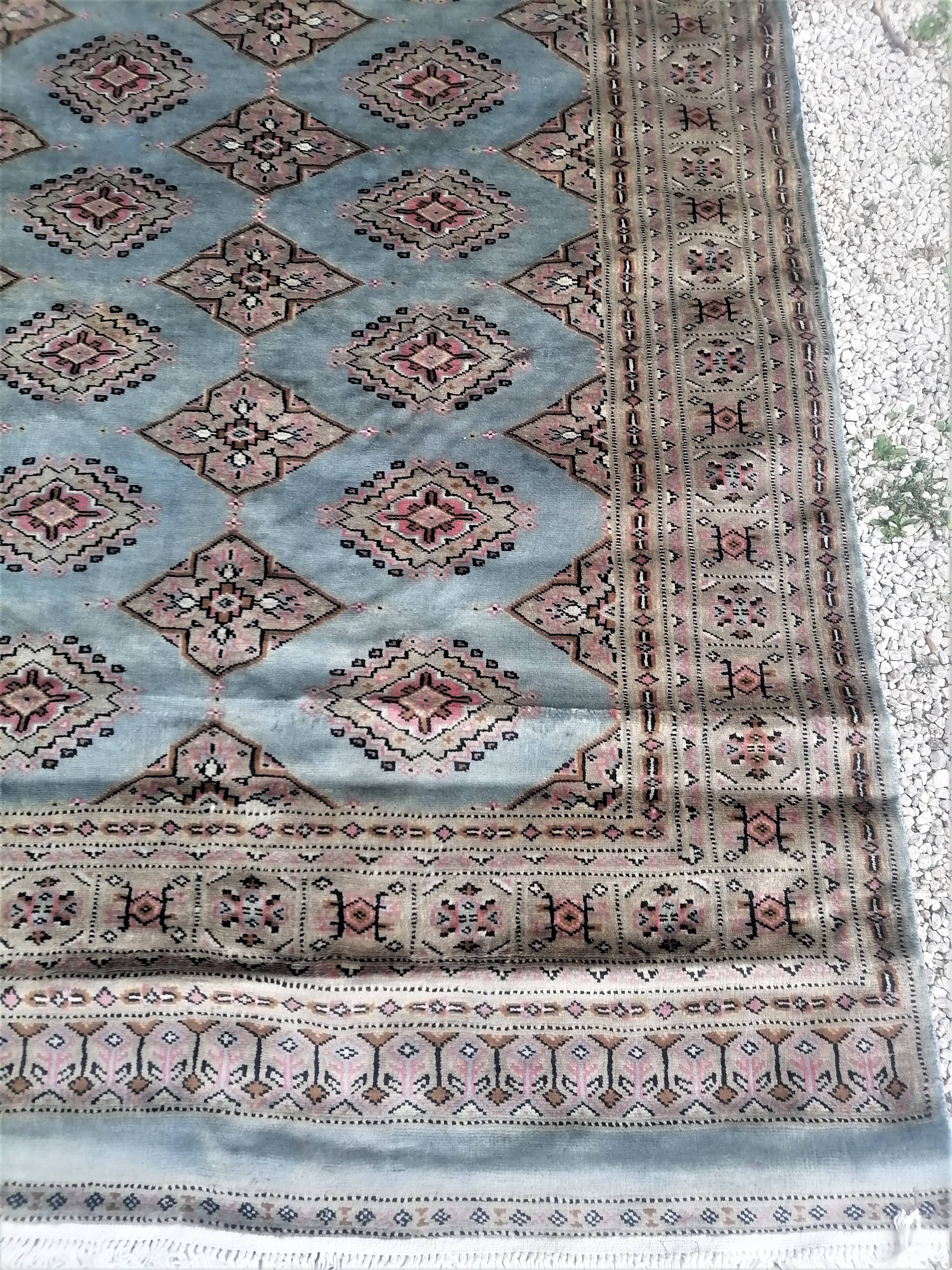 Old oriental carpet made hands. Signature. (175 x 125 )