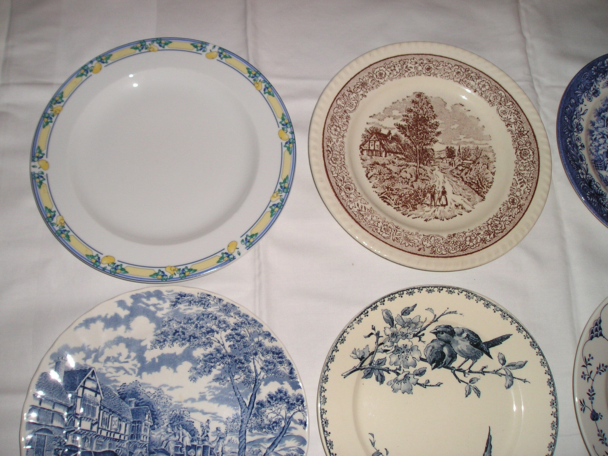 Lot de 12 assiettes plates différentes
