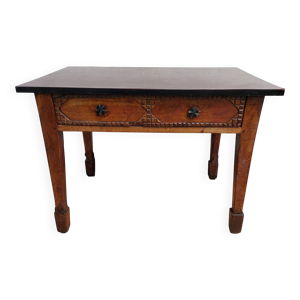 Table en bois brutaliste