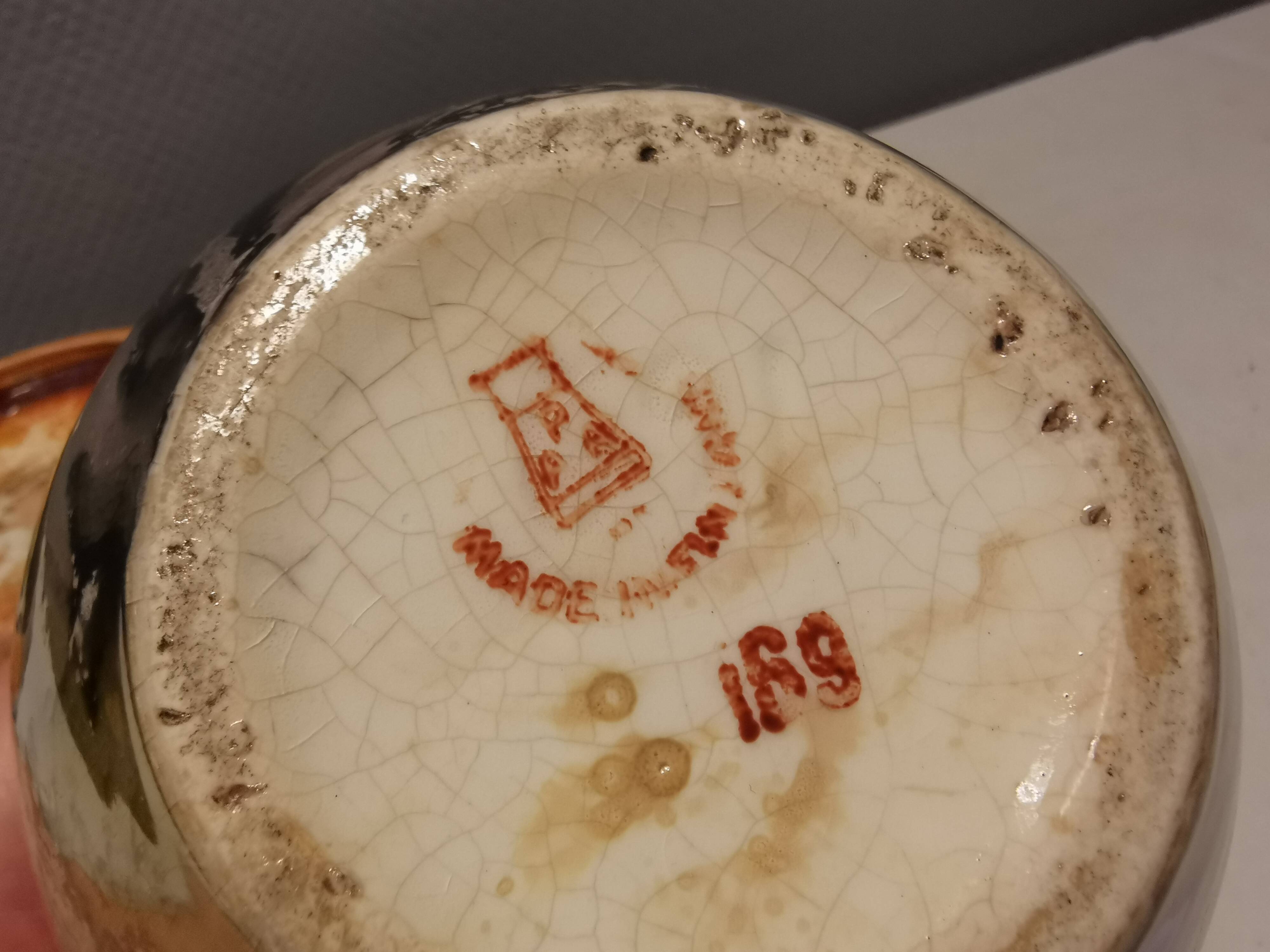 A set from Finnish Arabia, consisting of an Art Deco vase and matching dish, marbled lustre glaze.