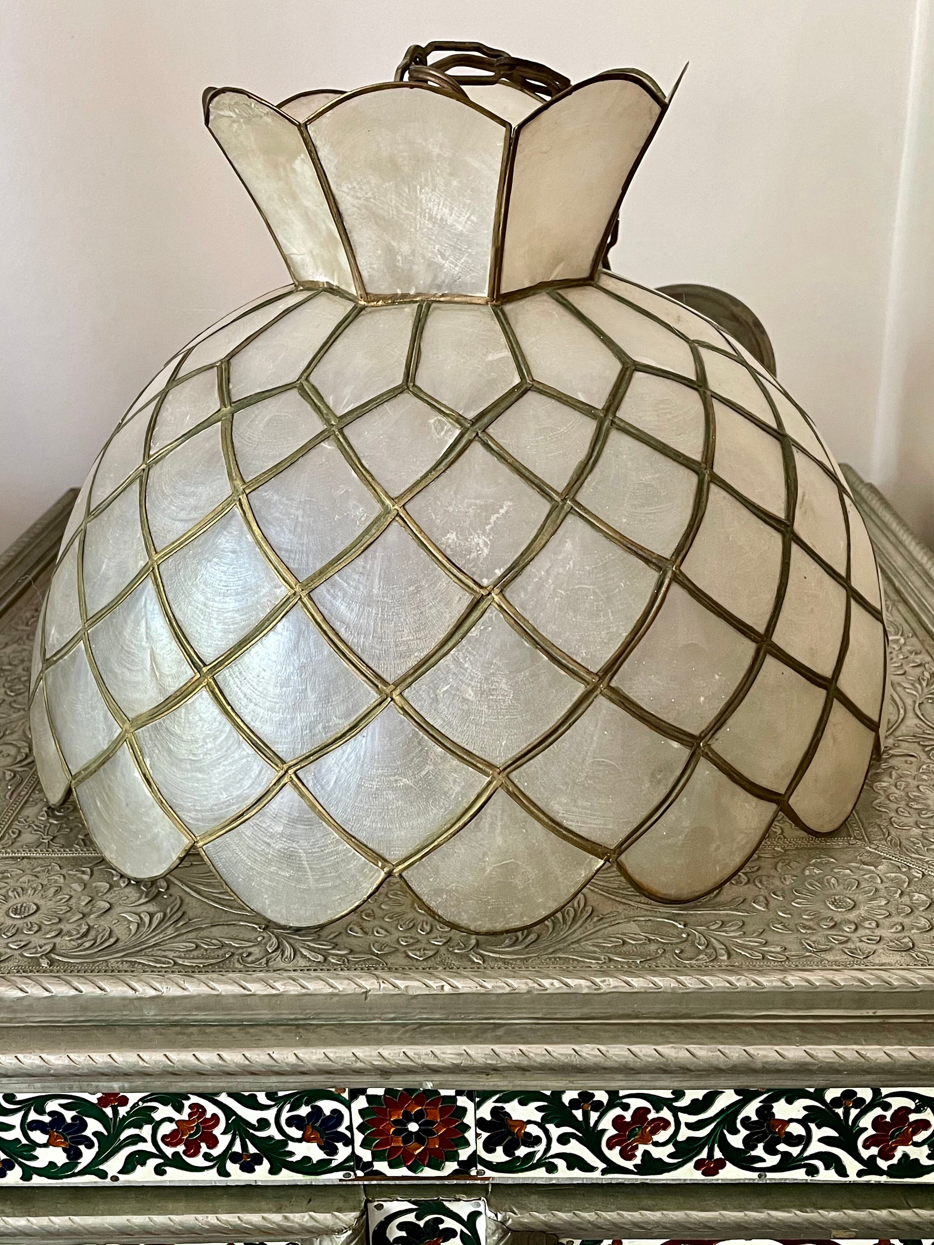 Lustre vintage 60 en nacre & bronze