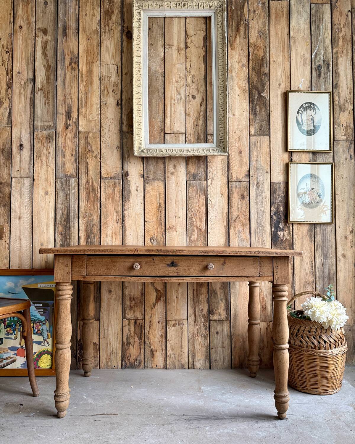Table with turned legs in solid oak (renovated)