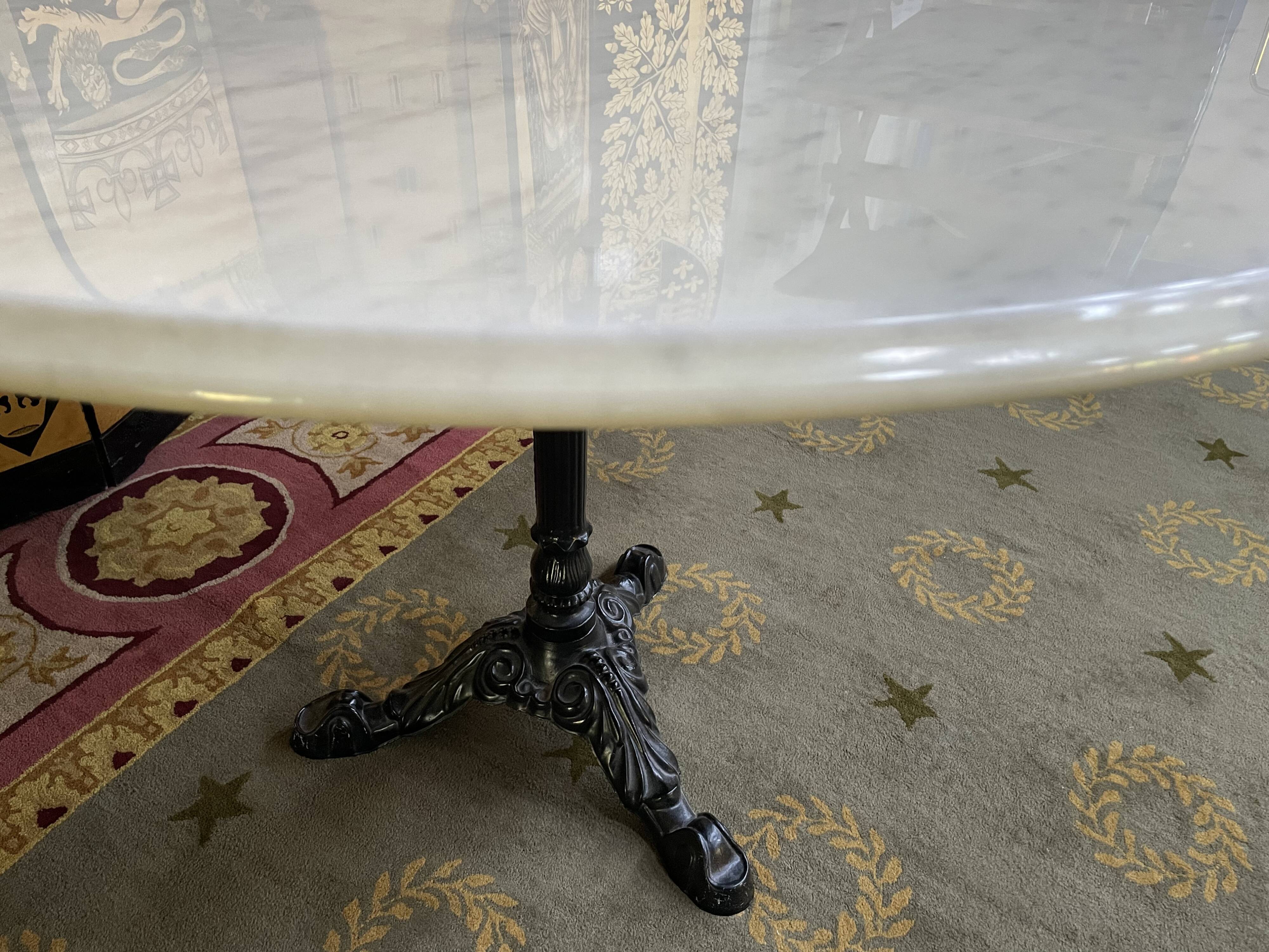 Oval bistro table in cast iron Carrara marble