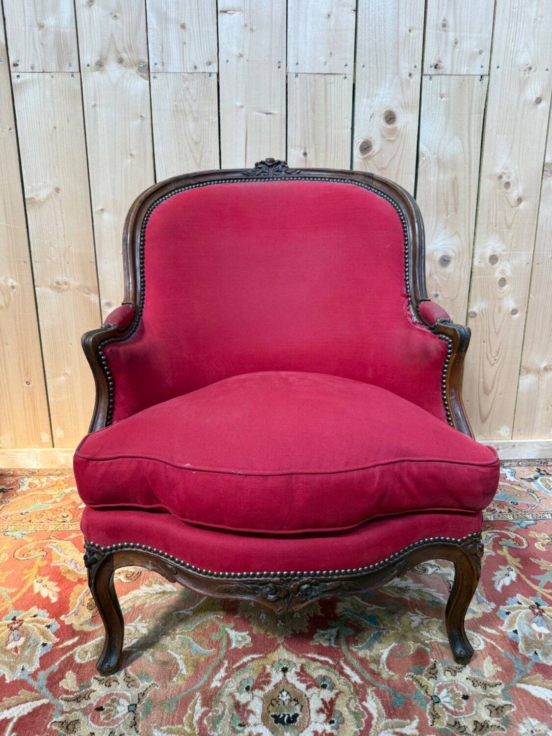 Bergère Gondole – Style Louis XV – Noyer Sculpté – Clous Bronze
