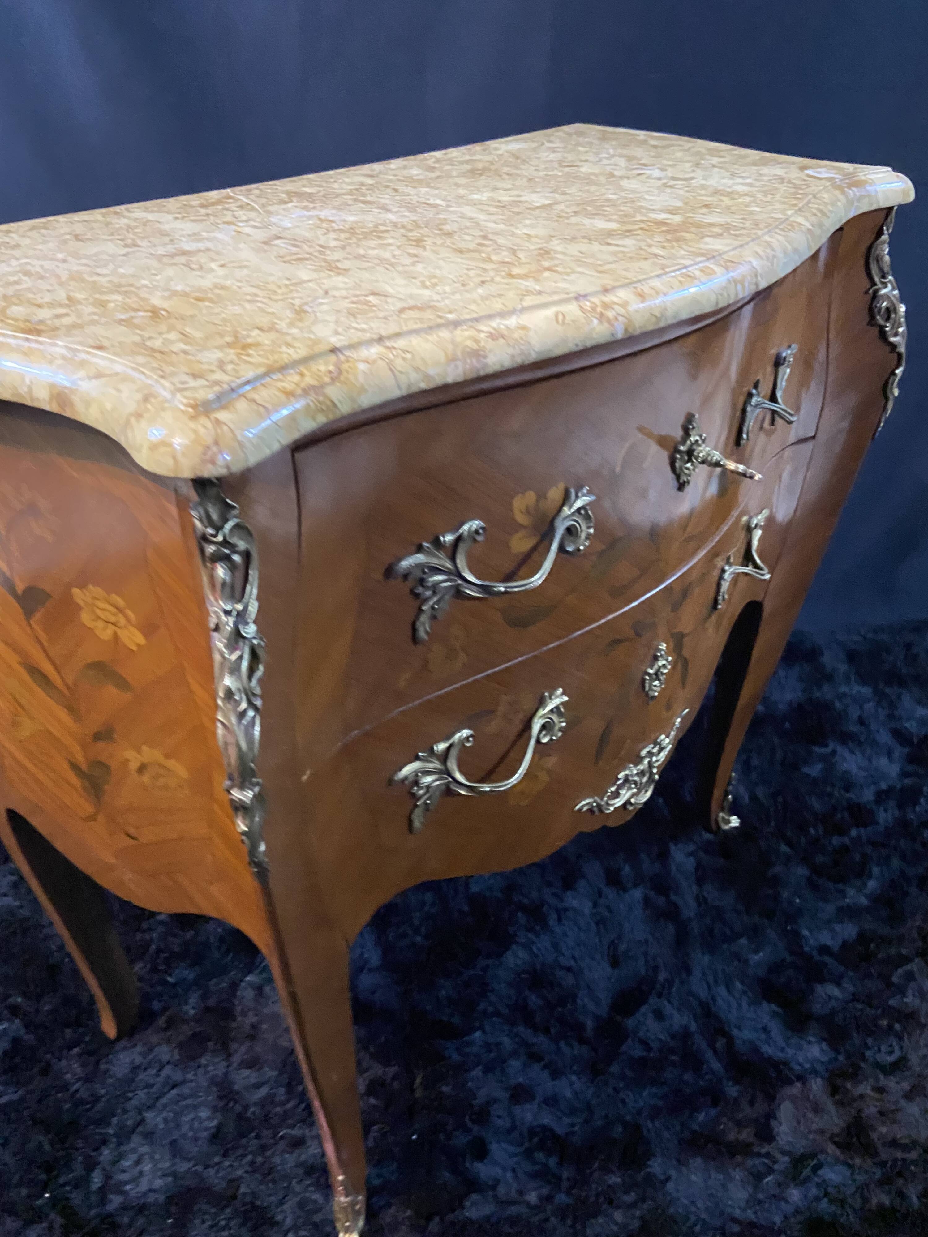 Petite commode toutes faces galbées à décor marqueté et bronze style Louis