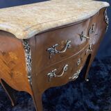 Petite commode toutes faces galbées à décor marqueté et bronze style Louis