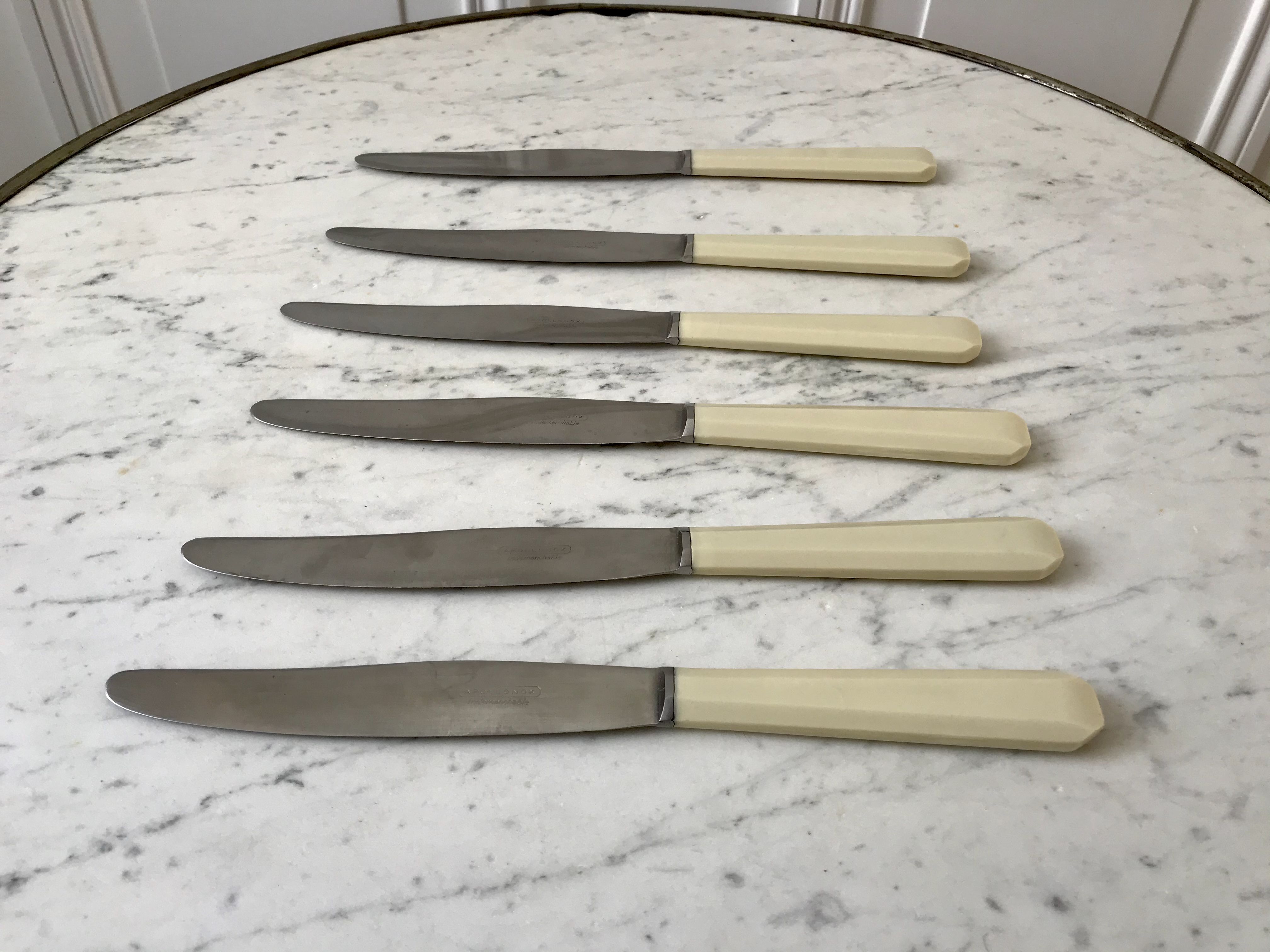 Lot de 6 couteaux en bakélite blancs coutellerie d'Arles années 60
