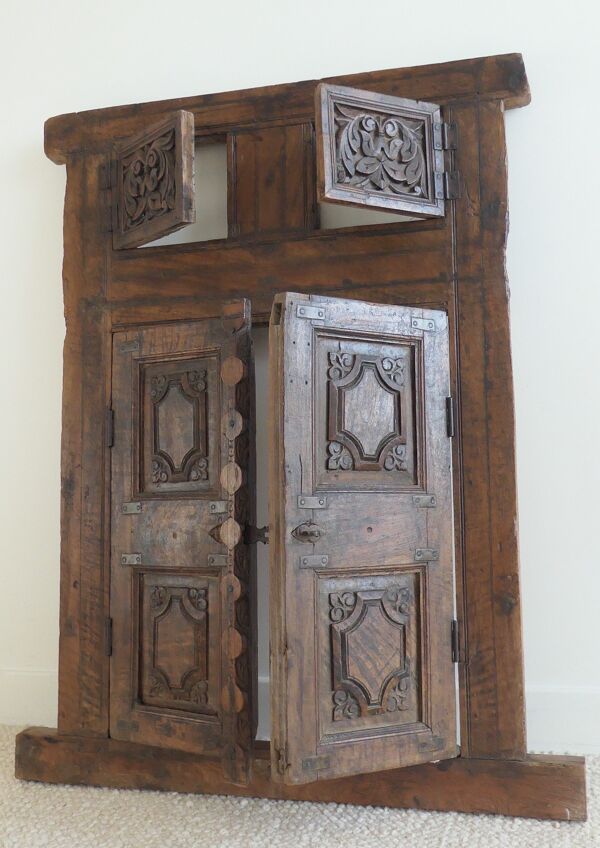 Fenêtre et volet ancien en bois sculpté du Rajasthan
