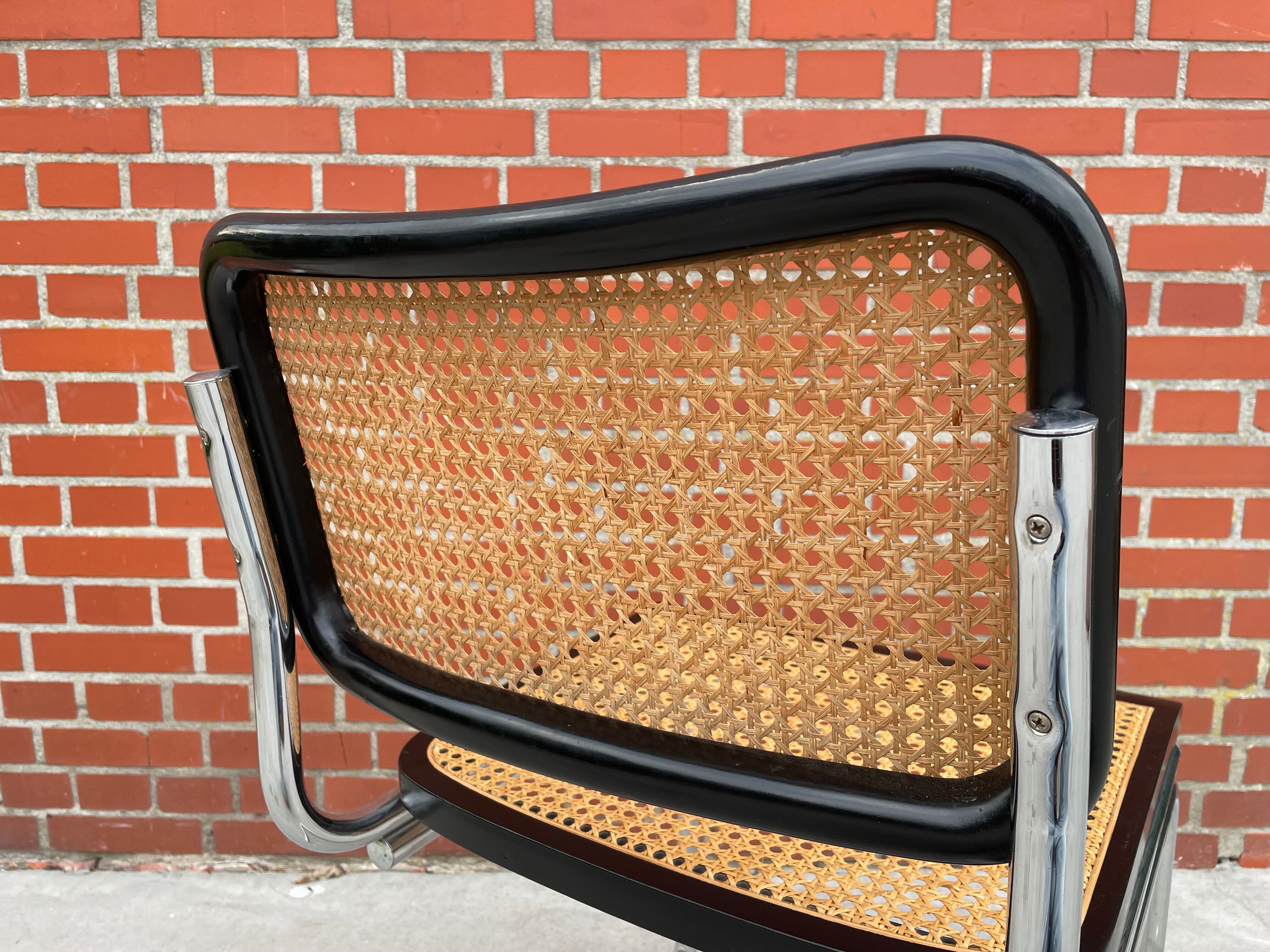 Chaise en chrome et noir