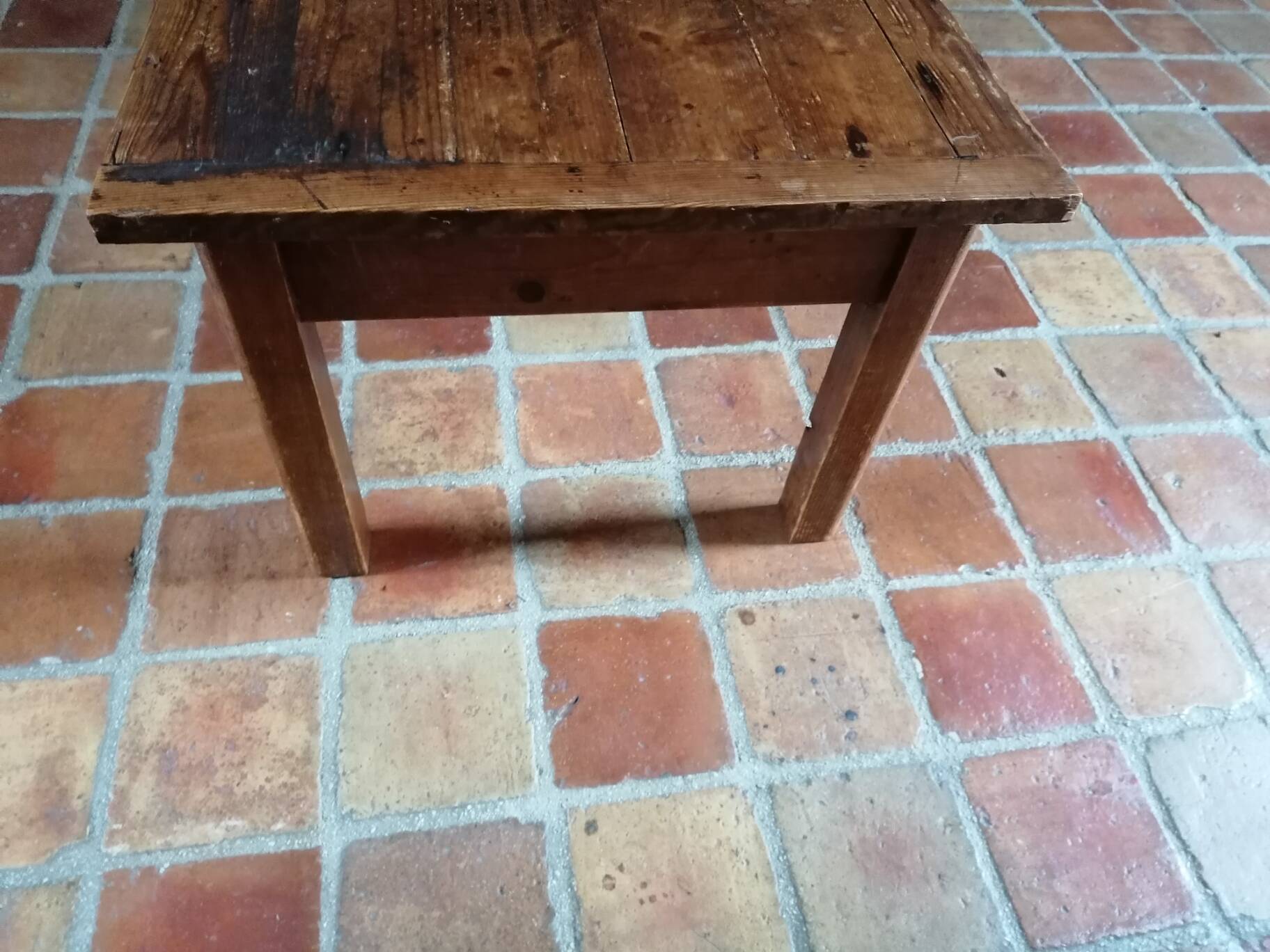 Solid wood coffee table with drawer