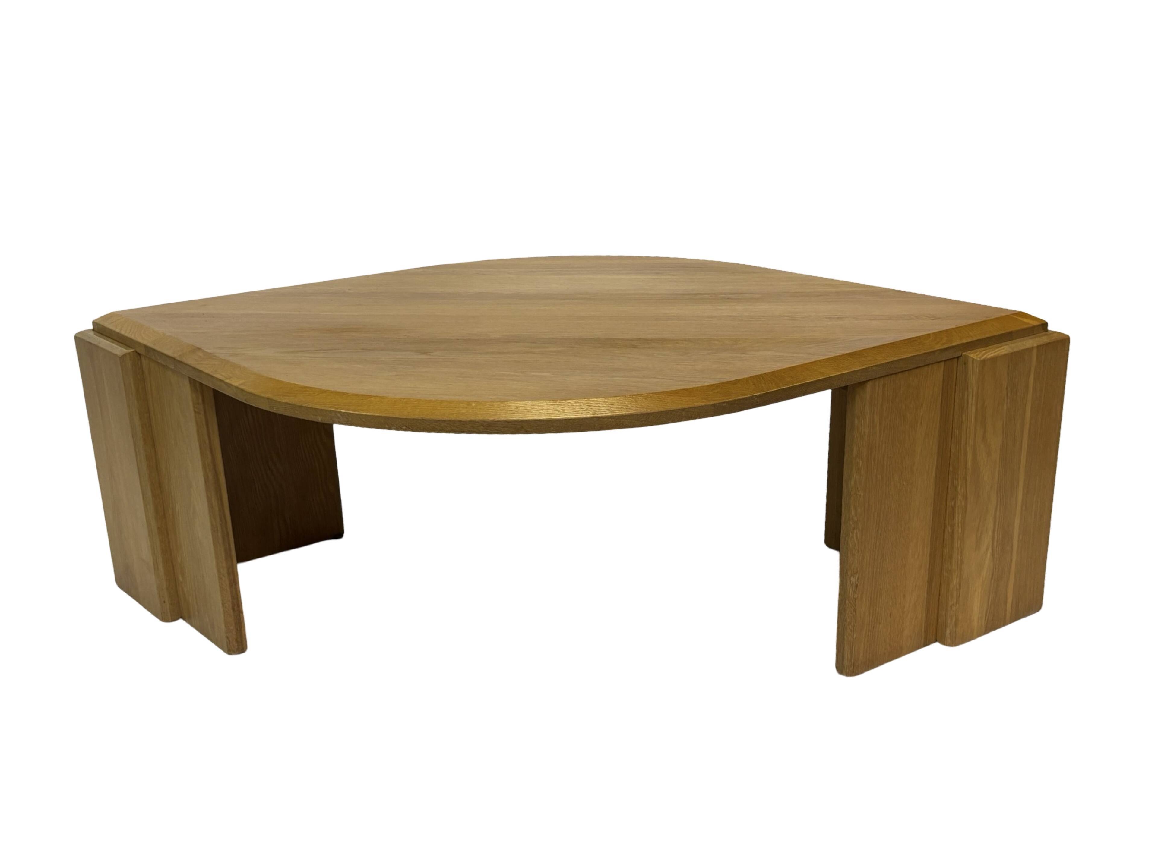 Table basse vintage en forme de larme wabi sabi brutaliste en chêne massif