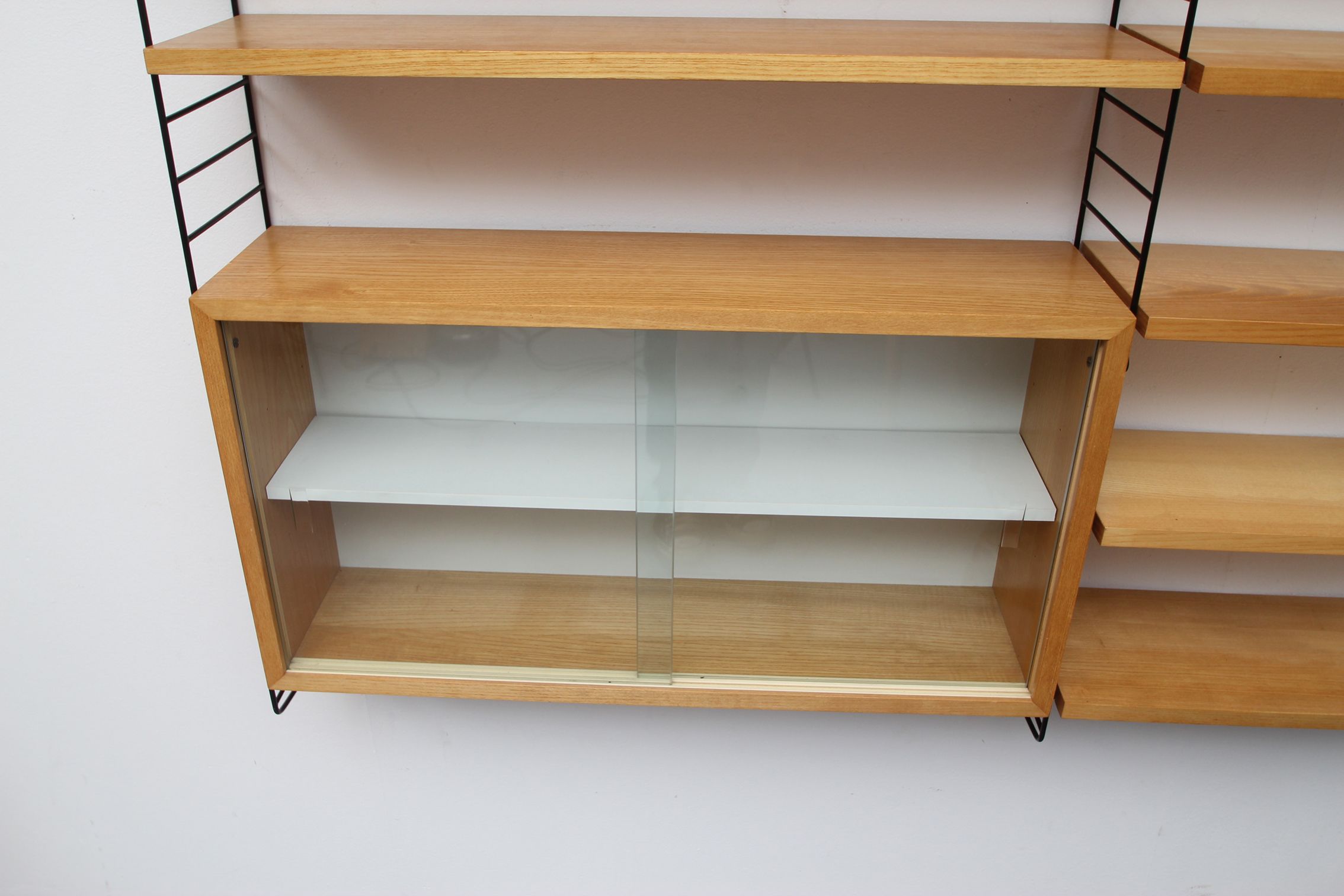 Etagère murale des années 1960 avec vitrine, Nisse Strinning/Suède