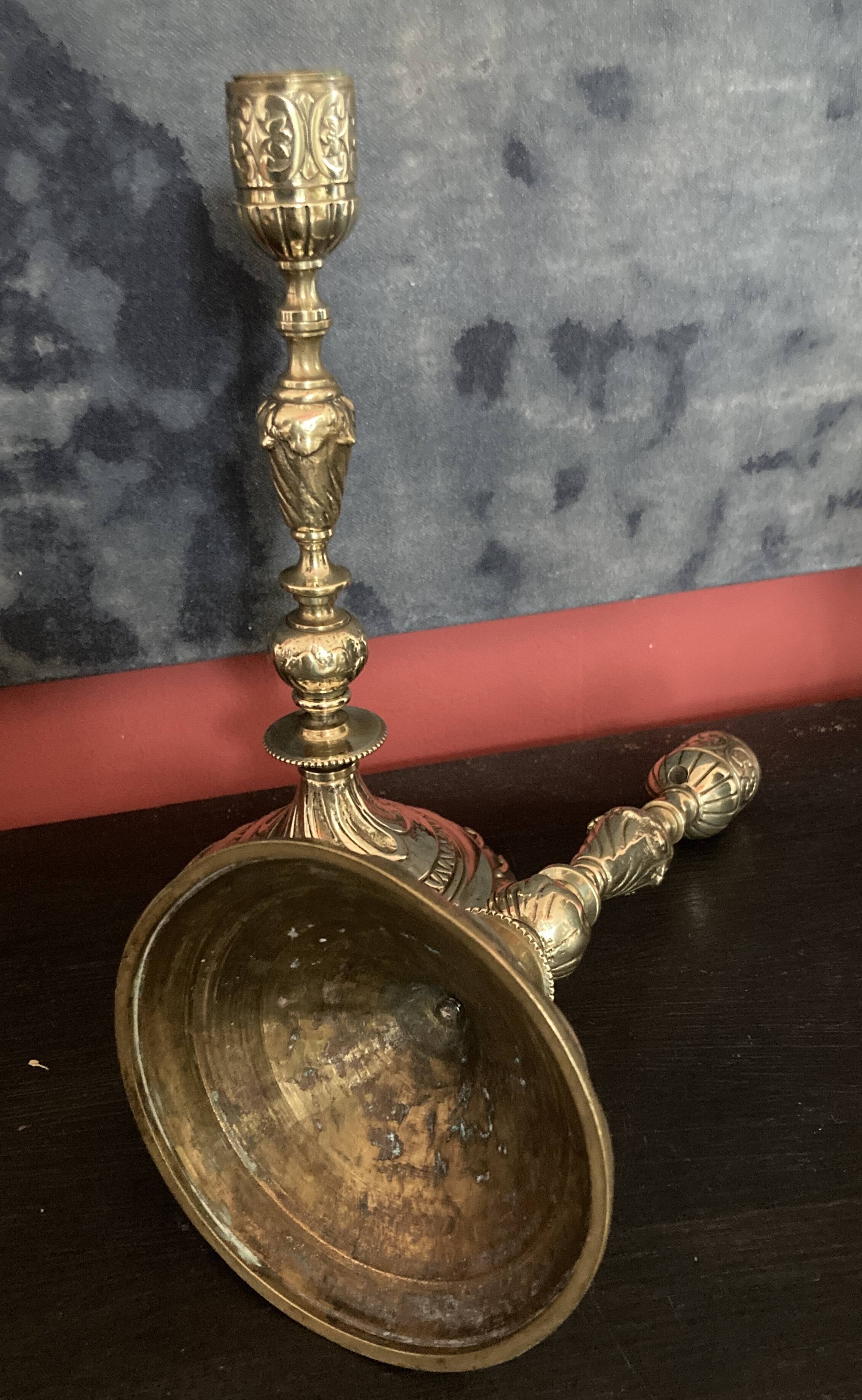 Paire de bougeoirs ou flambeaux - bronze doré.