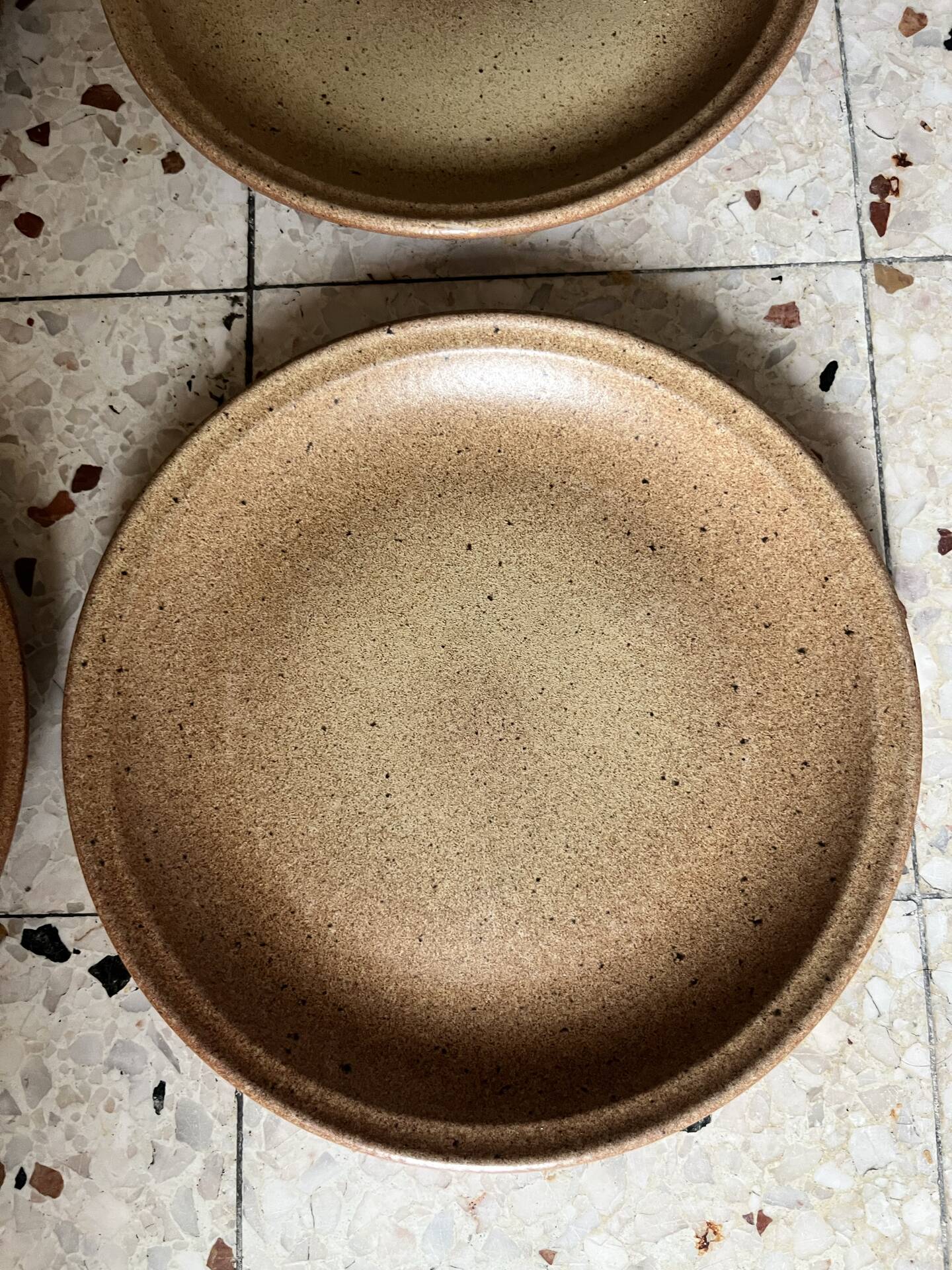 6 flat plates in stoneware