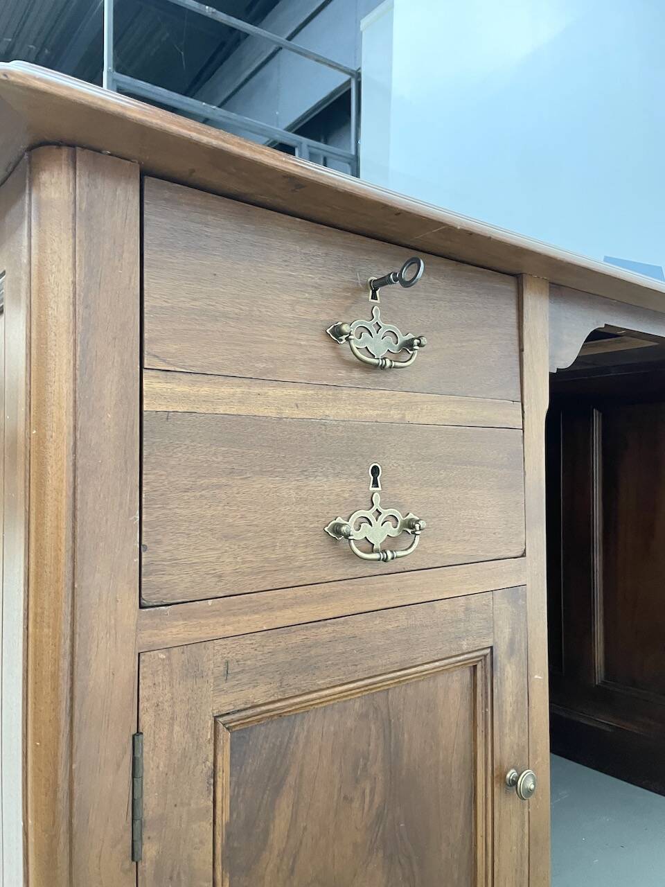 Comptoir ou bureau en noyer années 50