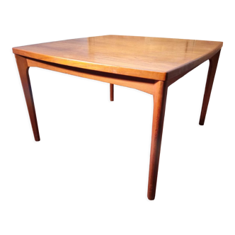 Scandinavian square extension table