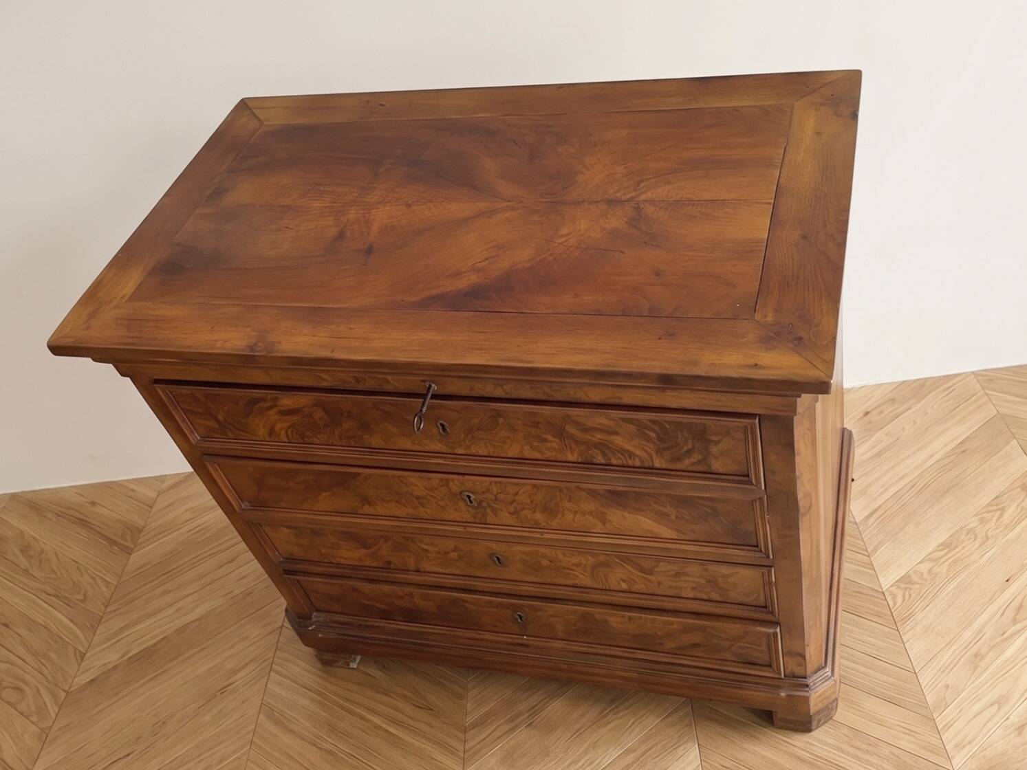 Antique walnut chest of drawers with 4 drawers.