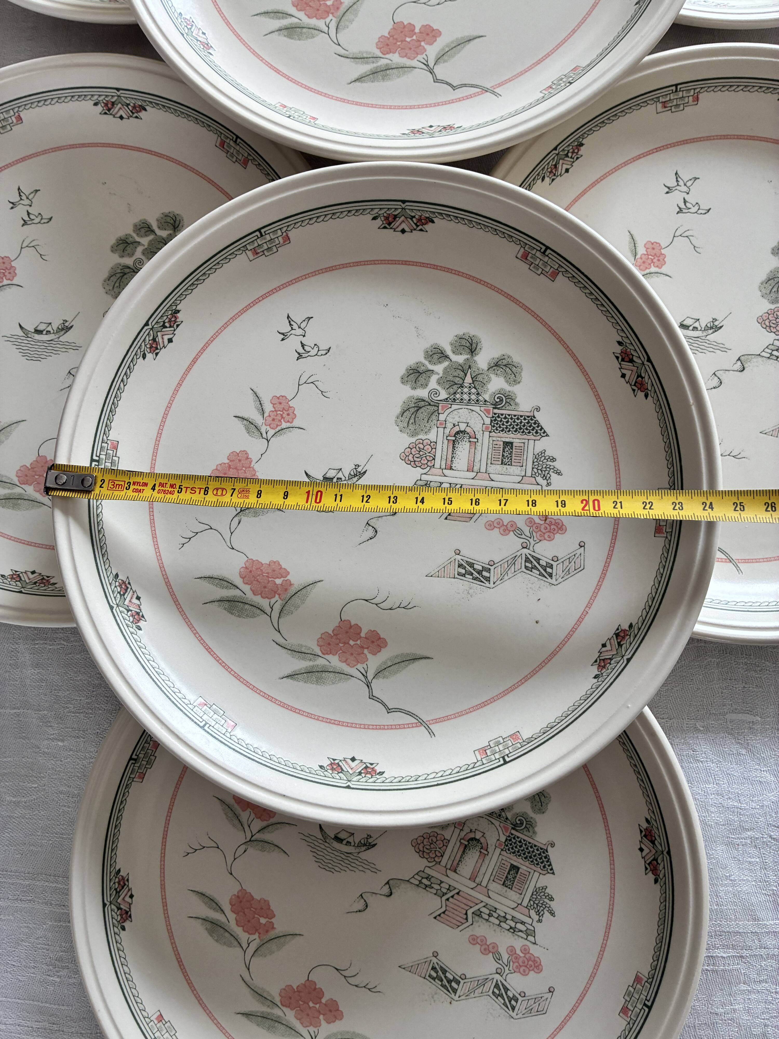 Lot of 7 flat plates with Japanese inspiration.