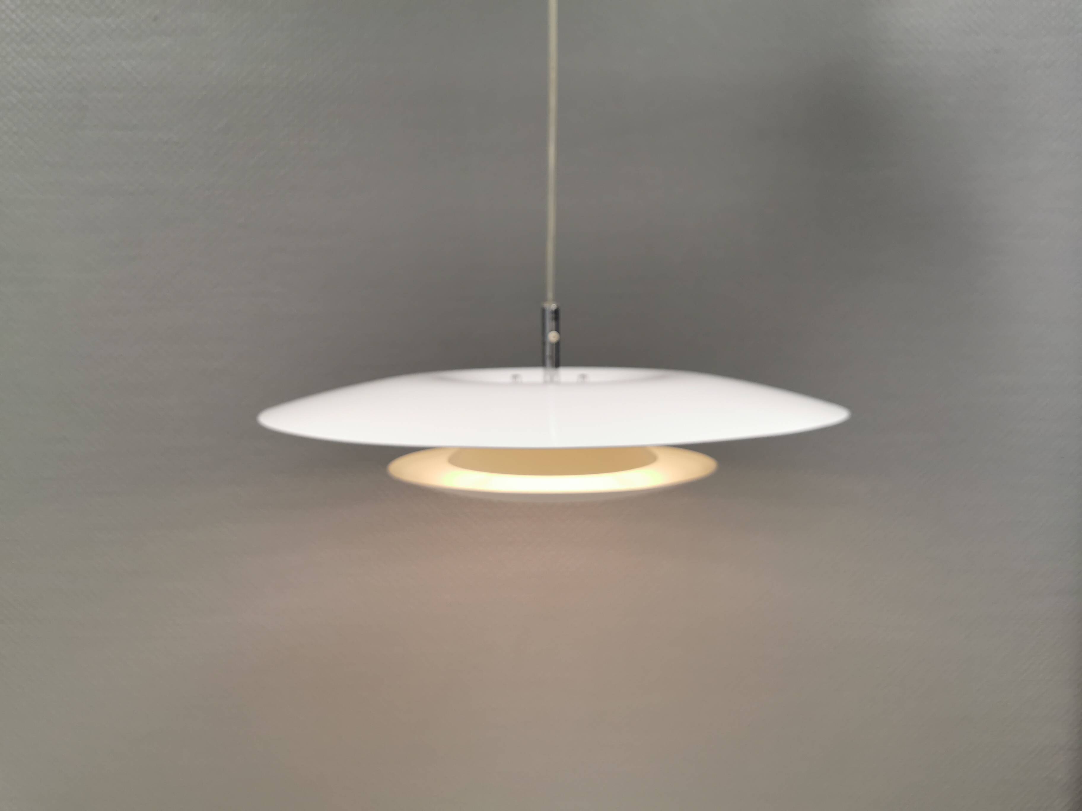Lampe suspendue de la marque suédoise Belid, modèle Eclipse, début des années 2000.