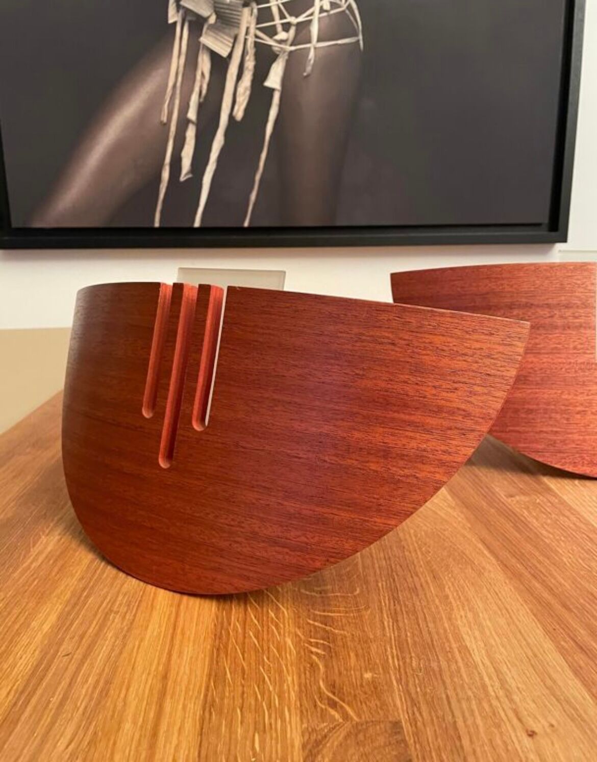 Paire d'appliques vintage bois thermoformé et verre sablé, Lucid, France, 1980