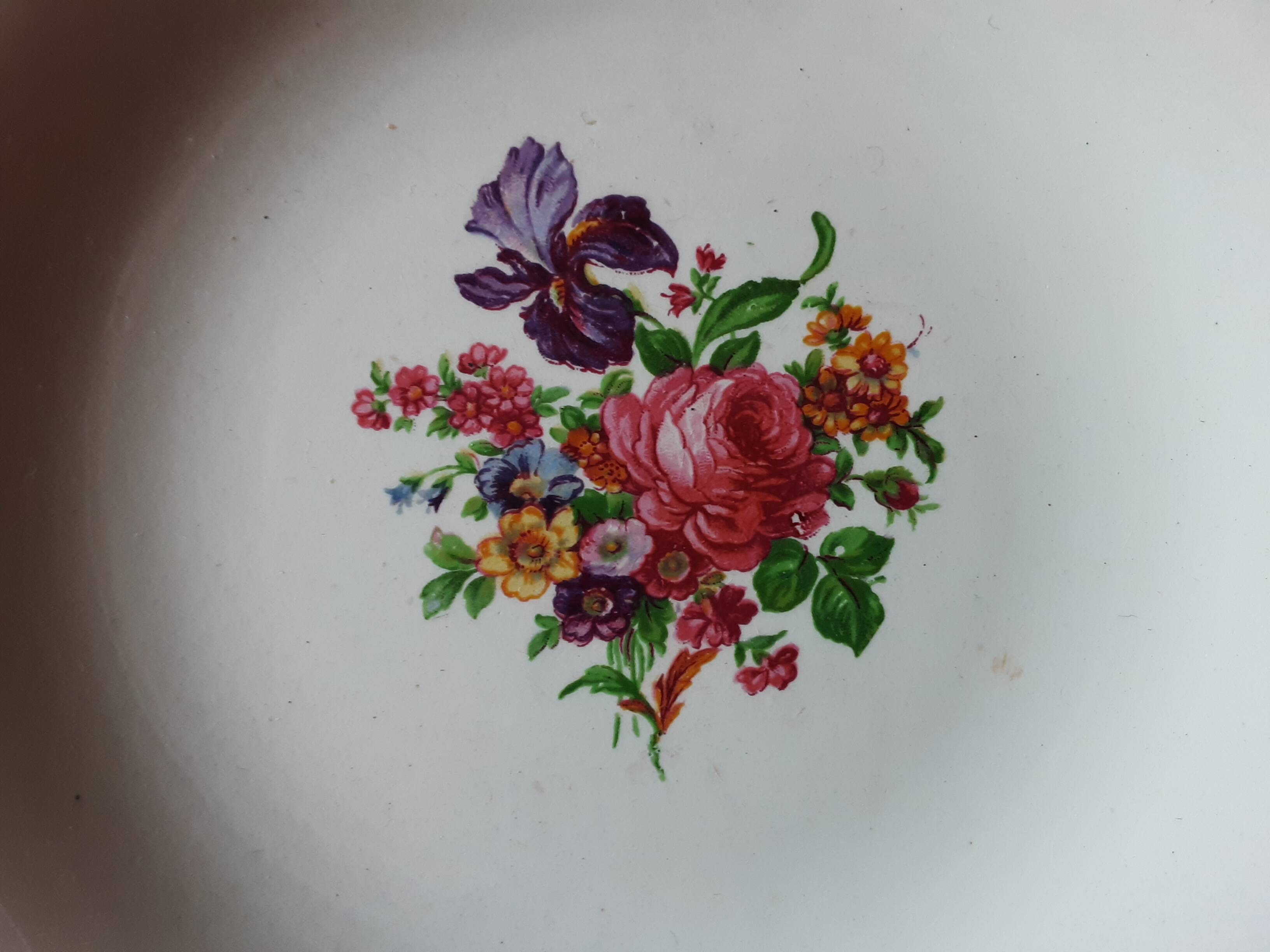 Set of 10 dessert plates. Salins