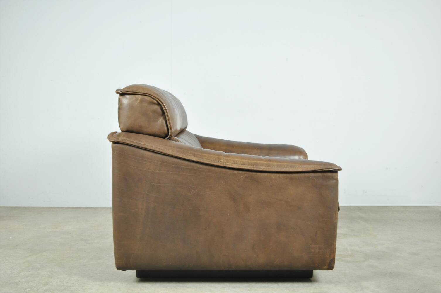 Buffalo leather vintage brutalist armchair by hugo de ruiter, leolux, 1970s