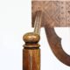 Chaise traditionnelle suédoise sculptée « Monkstol »