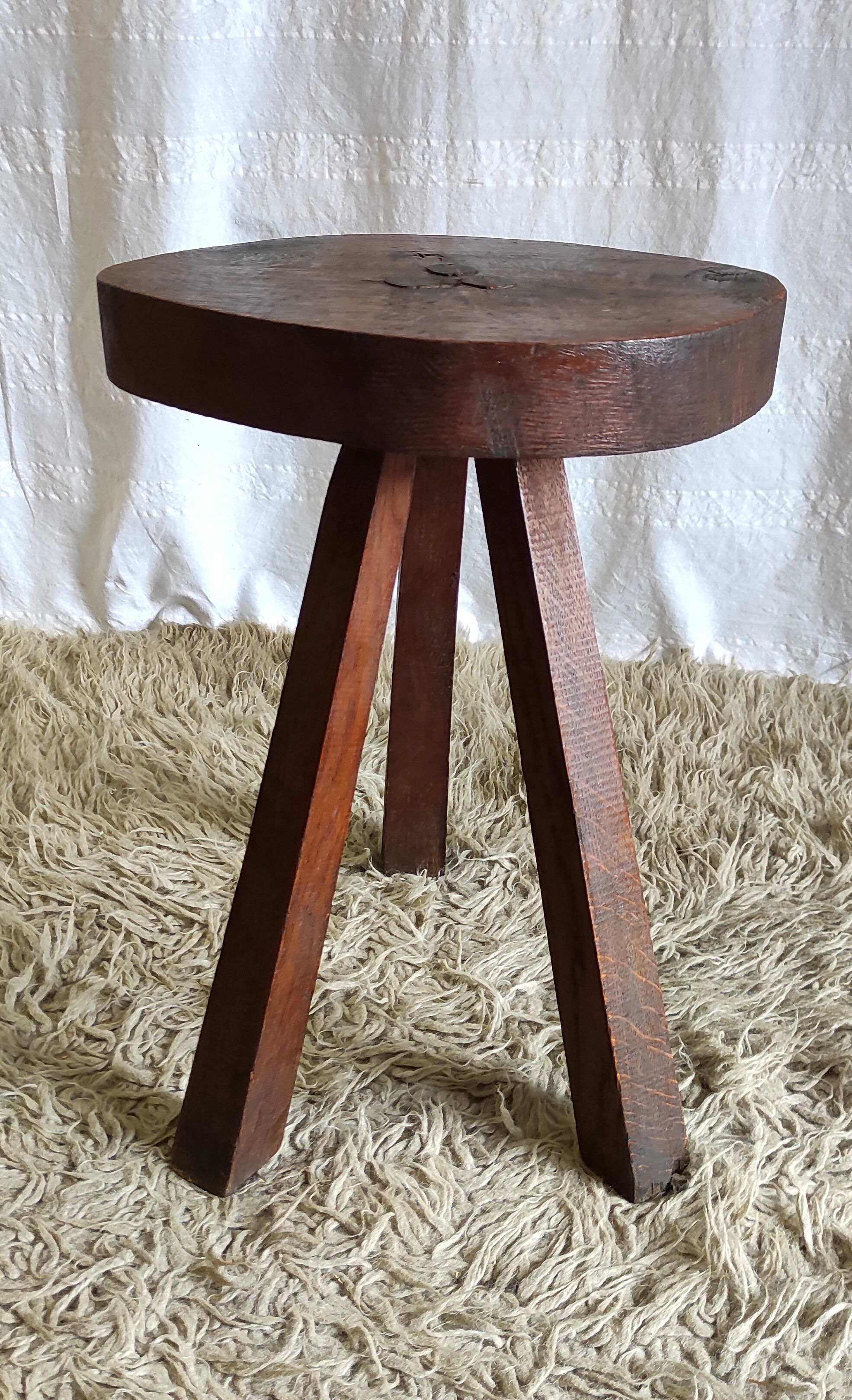 Brutalist tripod stool in solid oak mid. XXth