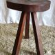 Tabouret tripode brutaliste en chêne massif mid. XXème