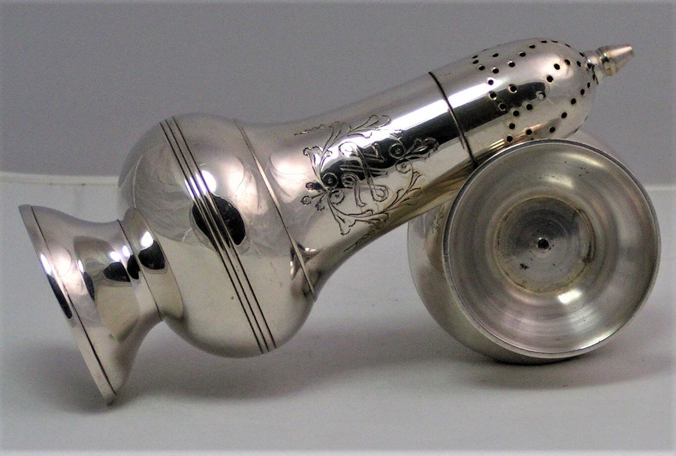 Pair of Old Salt shaker & Pepper Maker in Silver Metal