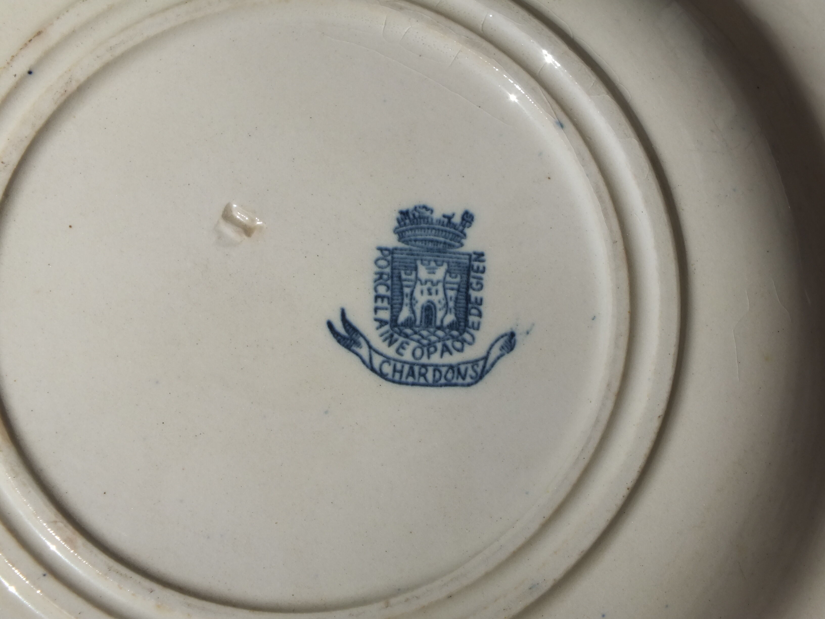 Gien's opaque porcelain hollow plate model Chardons