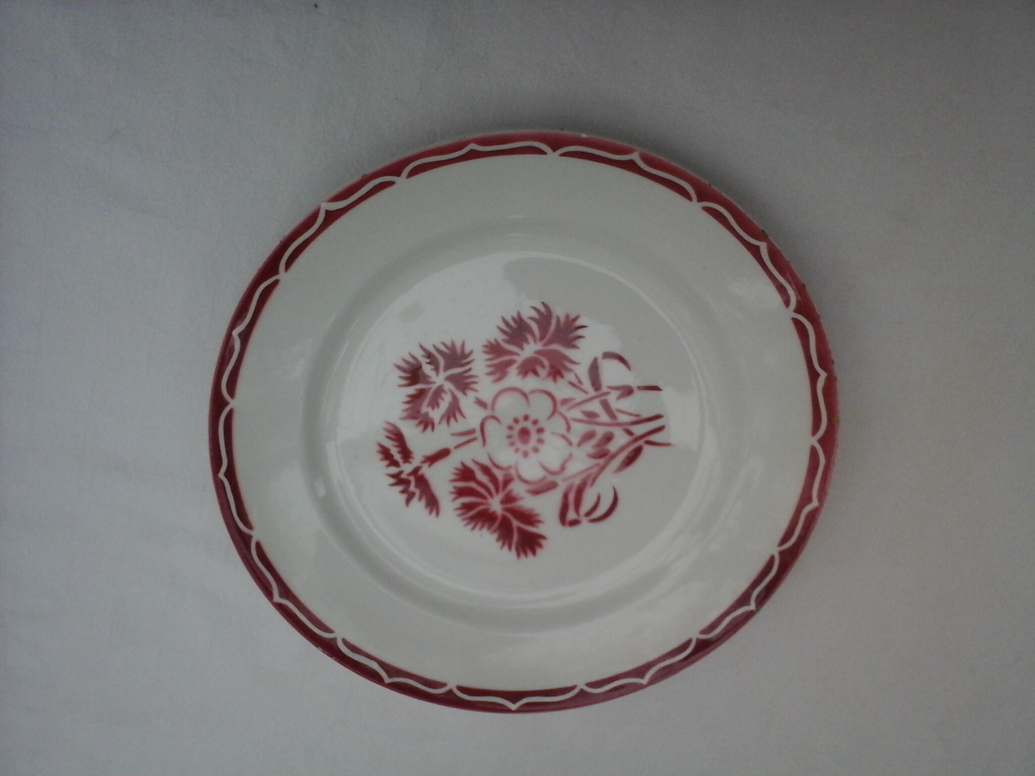 Assortment of 8 red dinner plates