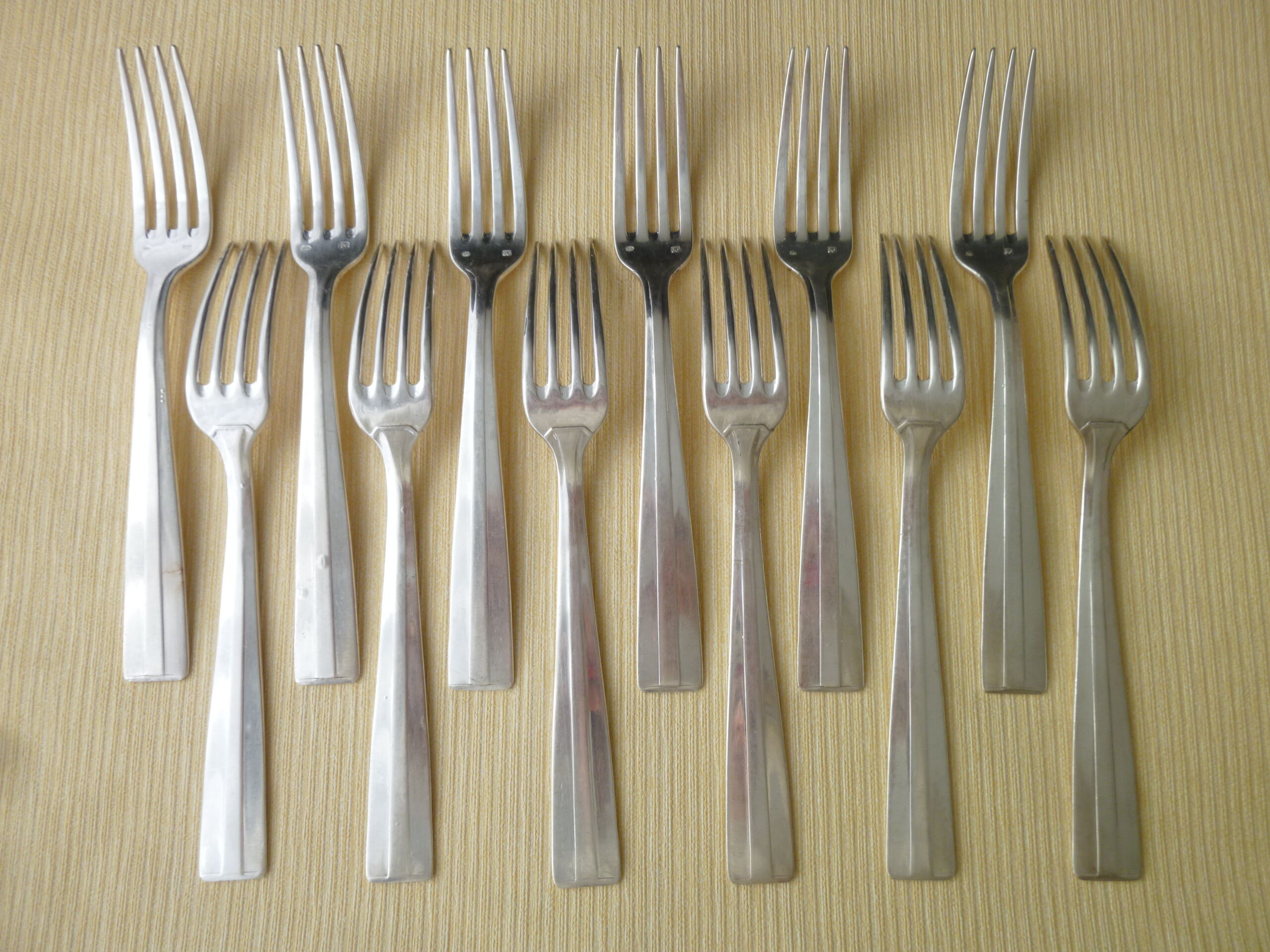 24 Table covers, silver metal housewife GOLD DAR