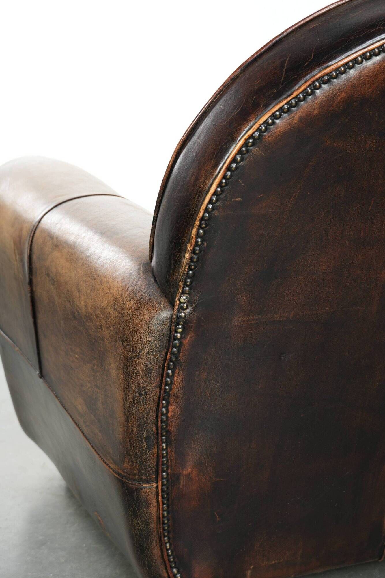Armchair made of comfortable sheepskin leather in Art Deco design