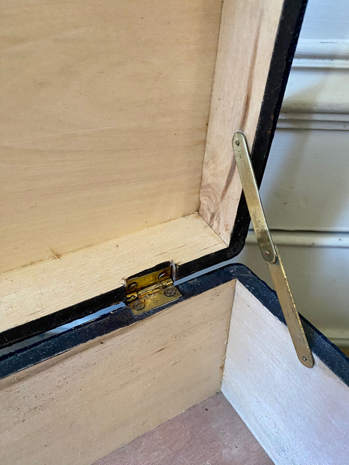 Caisse en bois sculptée